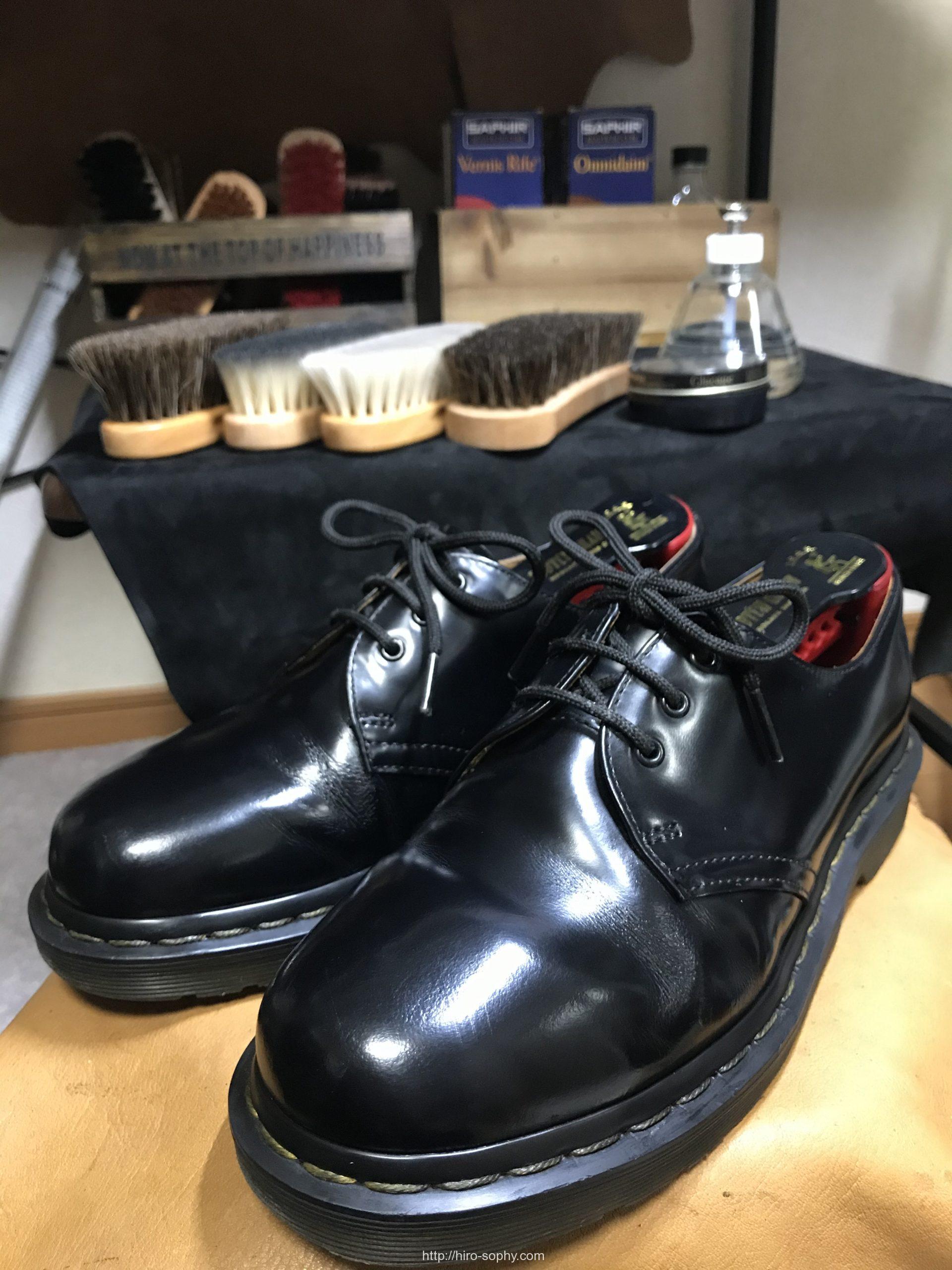 磨き終わった黒い革靴
