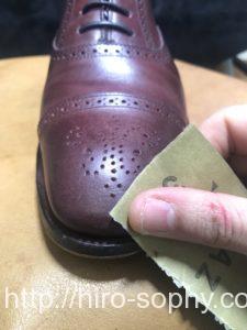 革靴の傷をサンドペーパーで削る