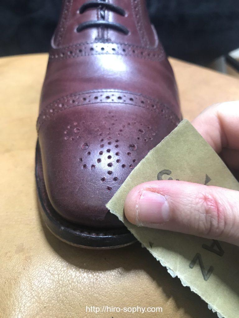 革靴の傷をサンドペーパーで削る