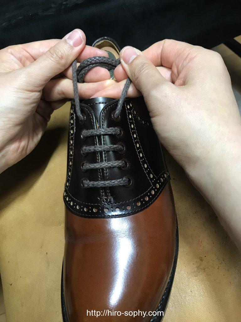 紐を完全に通し終わった革靴