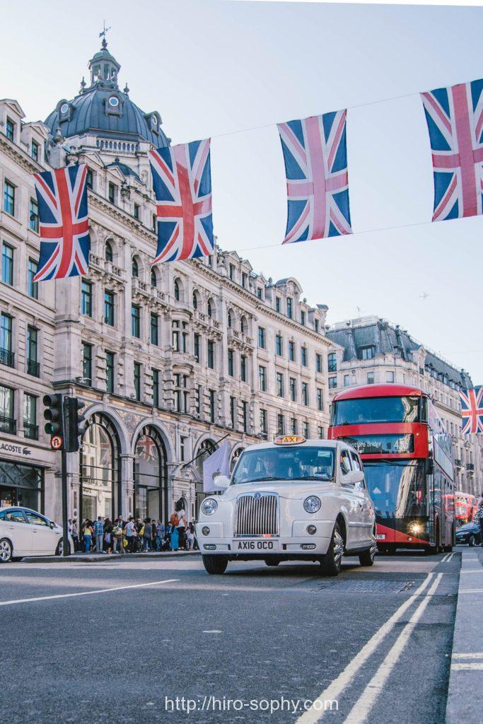 イギリス国旗と通りを走るバス