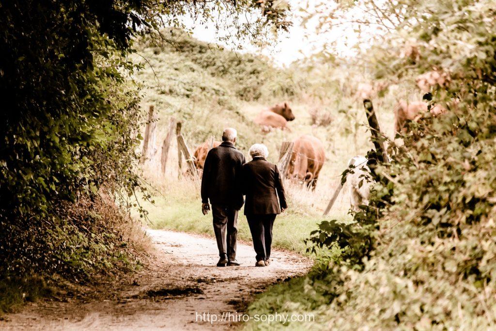おじいさんとお婆さんが山道を歩く